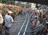 متظاهرون يحاولون قطع السلك الشائك حول وزارة الدفاع 