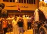 بالصور| تزايد المحتجين أمام ديوان محافظة الأقصر.. وأصحاب الحناطير يغلقون الطريق احتجاجا على تعين الخياط