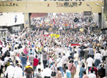 مسيرات المساجد تنقسم بين «التحرير» و«الدفاع»