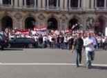  المصريون يتظاهرون في باريس تضامنا مع الثوار