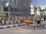  بالصور| قوات الصاعقة تؤدي تدريبات مكثفة أمام مبنى محافظة السويس 