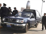 3 سائقين يحطمون سيارة شرطة أثناء فحص بلاغ حادث سير بمنشأة ناصر