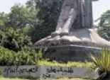 «الإخوان» يشوهون تمثال «نهضة مصر» بصور «مرسى»