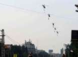  طائرات هليكوبتر تلقي أعلام مصر على المتظاهرين في المنوفية 