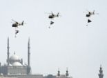  3 طائرات هليكوبتر في سماء ميدان التحرير وسط هتافات من المتظاهرين 