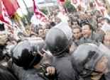 شرطة «بيرو» تفض احتجاجات الآلاف المعارضين لسياسات الرئيس