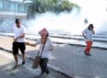 الشرطة التونسية تطلق قنابل الغاز لتفريق محتجين هاجموا مقر محافظة الكاف