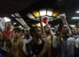  أنصار مرسي يركبون مترو غمرة حاملين إحدى الجثث 