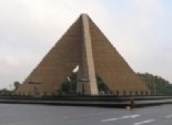  السفير عقل والملحق العسكري ونائب رئيس الأركان اليمني يزورون النصب التذكاري المصري 
