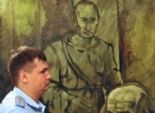  بالصور| الشرطة الروسية تهاجم معرضا فنيا بسبب صور ساخرة للرئيس بوتين