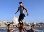  بالصور| أهالي فلسطين يتحدون رصاص الاحتلال بالسباحة على شواطئ غزة