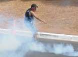  الشرطة التونسية تفرق بقنابل الغاز أقارب 