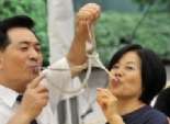  بالصور| الكوريون يأكلون الأخطبوط الحي للدعاية لأشهر أكلاتهم 