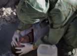  بالصور| طالب سوري يدرب المدنيين على استخدام الأقنعة الواقية من الغازات تحسبا للهجوم الكيماوي 
