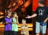 إيمي 2013: ويل فاريل يصطحب أطفاله على خشبة المسرح خلال إعلانه جائزة أفضل مسلسل درامي وكوميدي