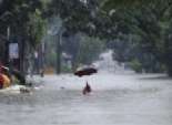 مقتل 11 شخصا جراء فيضانات وانهيارات أرضية شرق إندونيسيا