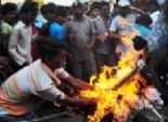  العشرات يشعلون النيران في مركز للجالية الهندوسية في باكستان