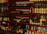 ضبط بائع خمور زيف دمغة ضريبة المبيعات لـ700 زجاجة بالغردقة 