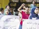 طلاب الإخوان يتظاهرون فى «حلوان».. وطالبات يواجهنهم بصور «السيسى»