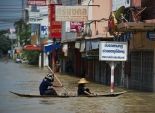  بالصور| سكان تايلاند يلجأون للقوارب للنجاة من مياه الفيضانات 