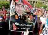  تظاهر العشرات من مؤيدي السيسي أمام جامعة القاهرة 