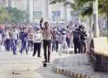 طلاب «الأزهر» يهاجمون الشرطة.. وقوات الأمن تنسحب إلى خارج الحرم الجامعى