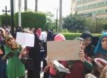 طلاب معهد فني التمريض بكفر الشيخ يحتجون أمام المحافظة لعدم قبولهم بالجامعة