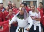 مشجع يرتدي الزي الفرعوني.. وآخر زملكاوي في ملعب أورلاندو لدعم الأهلي