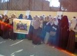 بالصور| طالبات الإخوان بأسيوط يتظاهرن احتجاجا على سحب كتاب 