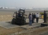 بالصور| سقوط جرار داخل فتحة أرضية بمهبط مطار القاهرة