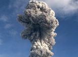 إلغاء رحلات جوية نتيجة سحابة من الرماد أثر ثوران بركان في إندونيسيا