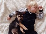 بالصور| طفل وكلب.. صديقان يجمعهما 