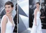 آن هاثاوي في فستان أبيض من تصميمات جورنج في العرض الخاص لفيلم 