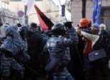 الشرطة الأوكرانية تستخدم خراطيم المياه لتفريق متظاهرين في 