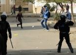 طلاب المدينة الجامعية لجامعة القاهرة يقذفون قوات الأمن بالحجارة