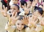 مدارس مصر بين علامة «رابعة» و«تى شيرت» السيسى