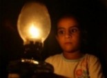  نشطاء الإسكندرية يتظاهرون بلمبات الجاز ضد قطع الكهرباء.. ويقاضون مرسي وقنديل
