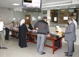  المصريون يشاركون في الاستفتاء على مشروع الدستور الجديد في 