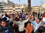 عشرات الناخبين يتظاهرون أمام إحدى لجان الهرم لتأييد الدستور