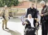 مجند جيش يساعد سيدة مسنة على دخول اللجنة للتصويت في الاستفتاء بالسيدة زينب