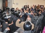 تشابك بالأيدي بين ناشط متهم ومجند شرطة داخل قاعة محكمة مستأنف الإسكندرية
