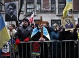 متظاهرون أوكرانيون ينزلون العلم الروسي عن مبنى السفارة في 