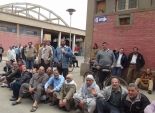 عمال غزل شبين الكوم يحاصرون مبنى المحافظة للمطالبة بصرف مستحقاتهم المالية