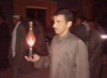 «محمود» وقريته يتظاهرون بـ«لمبة الجاز» اعتراضاً على انقطاع الكهرباء