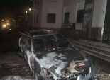  مجهولون يشعلون النيران في سيارة أمام أحد البنوك في المحلة الكبري 