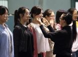  بالصور| الصين تُعلم الشباب الابتسام باستخدام عصا الطعام 