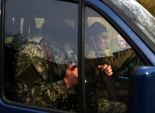 قوات حرس الحدود الأوكراني يفتشون قافلة المساعدات الروسية