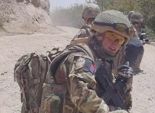بالصور| جندي بريطاني يصنع خاتم خطبته من عملة معدنية أفغانية قديمة