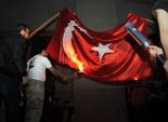 حداد «اليوم الأسود»: المتظاهرون يضيئون الشموع.. ويحرقون «العلم التركى»