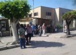 تجمهر الأهالي أمام مستشفى أولاد صقر المركزي في الشرقية لتحسين الخدمة